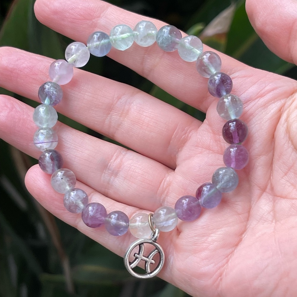 Natural fluorite bead & silver Pisces zodiac symbol stretchy bracelet